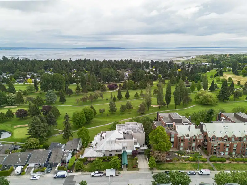 104 1400 VIEW CRESCENT - photo 2 of 37