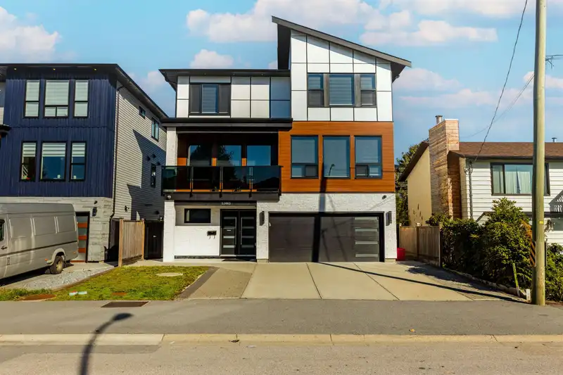 23065 117 AVENUE - photo 1 of 39