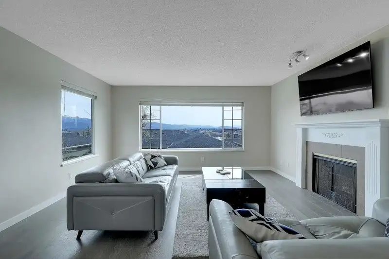 208 1140 CASTLE CRESCENT - photo 4 of 40