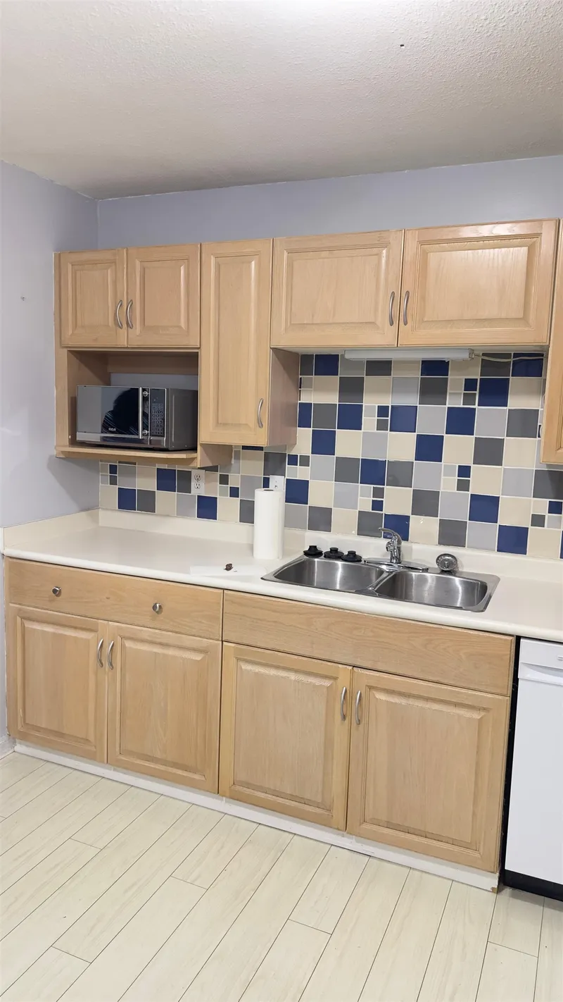 506 12101 80 AVENUE - photo 1 of 8