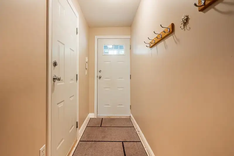 45 16388 85 AVENUE - photo 4 of 33