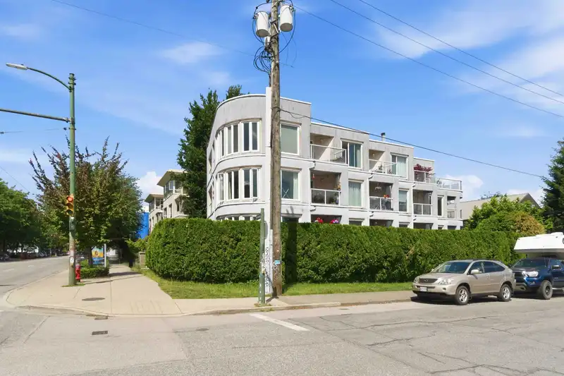 402 3505 W BROADWAY - photo 4 of 40
