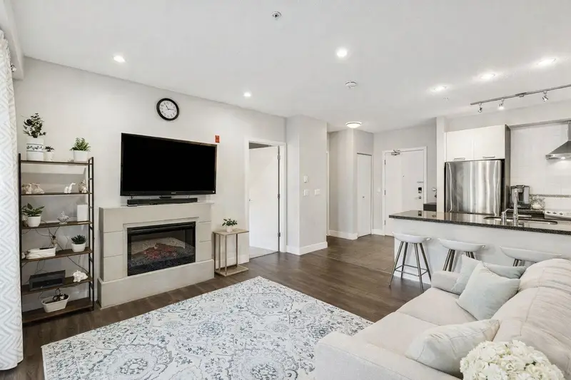 302 1273 MARINE DRIVE - photo 1 of 25