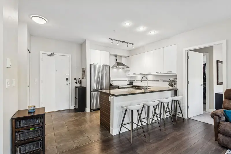 302 1273 MARINE DRIVE - photo 2 of 25