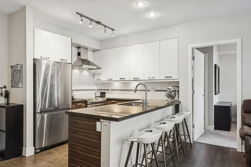 302 1273 MARINE DRIVE - photo 3 of 25