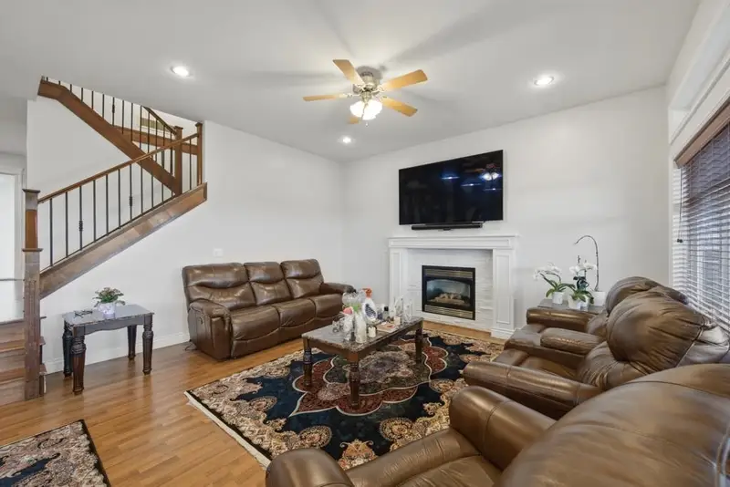 24382 104 AVENUE - photo 2 of 25