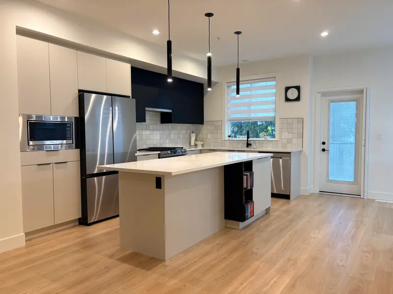 8 7670 207 STREET - photo 2 of 5