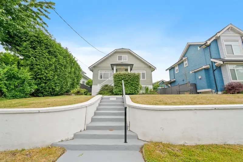 221 RICHMOND STREET - photo 3 of 40
