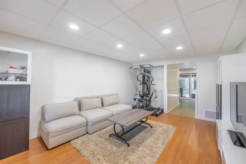 20978 92 AVENUE - photo 3 of 39