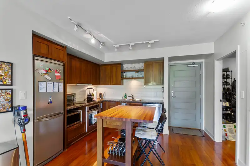 517 2268 W BROADWAY - photo 3 of 24