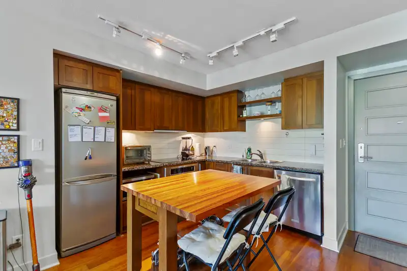 517 2268 W BROADWAY - photo 4 of 24