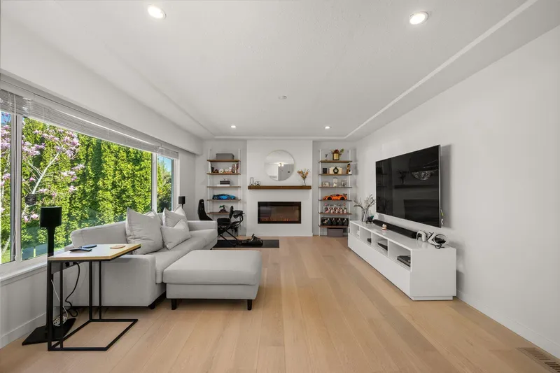 2566 MCBAIN AVENUE - photo 2 of 25