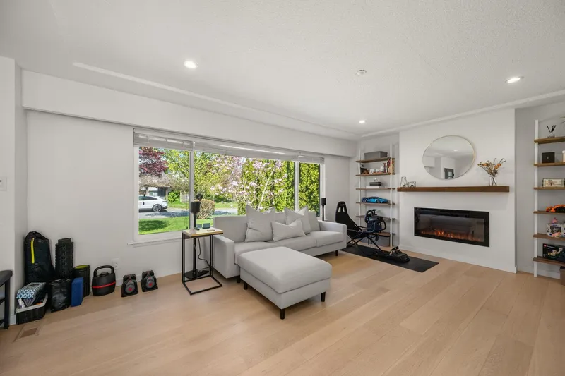 2566 MCBAIN AVENUE - photo 3 of 25