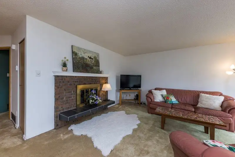 475 ORWELL STREET - photo 2 of 40