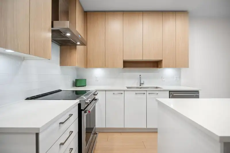 206 5460 BROADWAY - photo 2 of 33