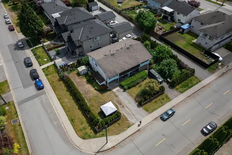 3040 WELLINGTON STREET - photo 3 of 16