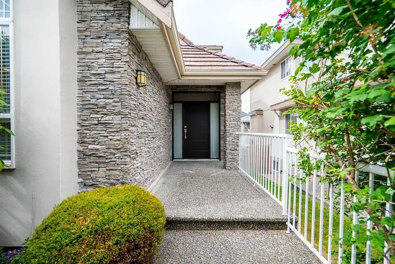 16995 104A AVENUE - photo 4 of 40