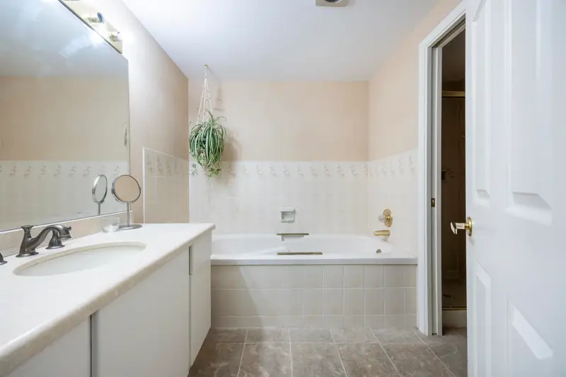 110 15300 17 AVENUE - photo 2 of 25