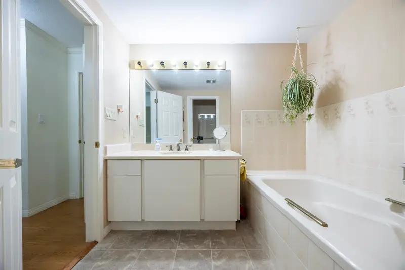 110 15300 17 AVENUE - photo 3 of 25