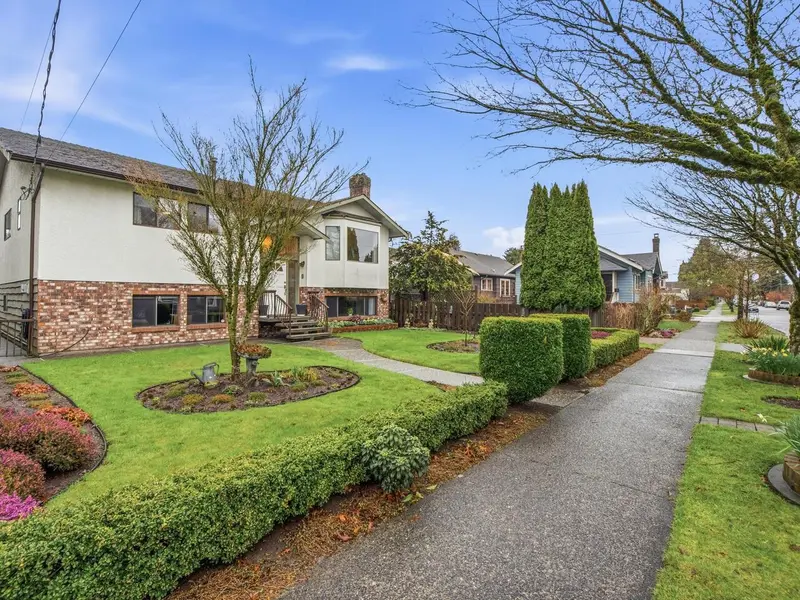 914 LONDON STREET - photo 2 of 25