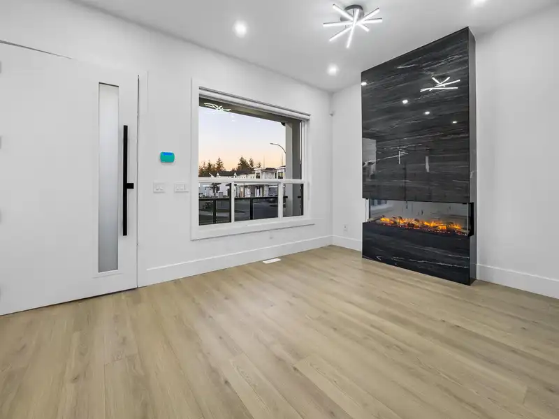 20526 75 AVENUE - photo 4 of 34