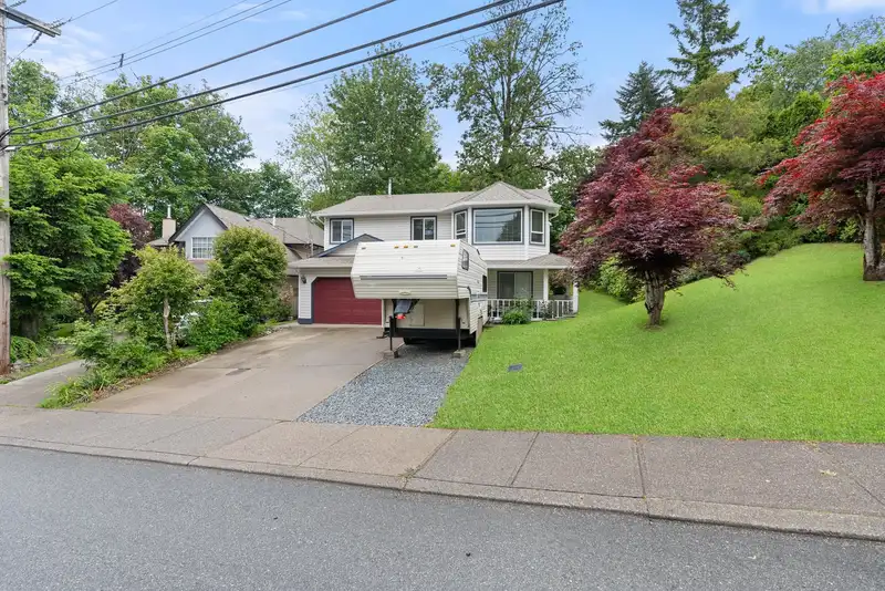 3284 SADDLE STREET - photo 2 of 40