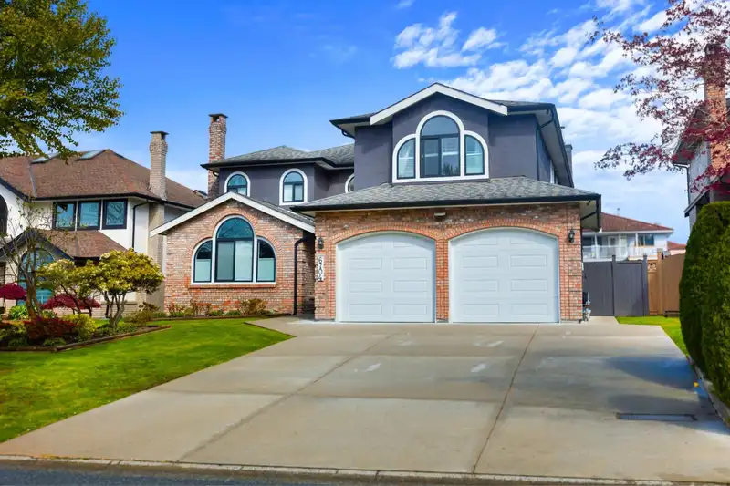 6704 123A STREET - photo 4 of 33