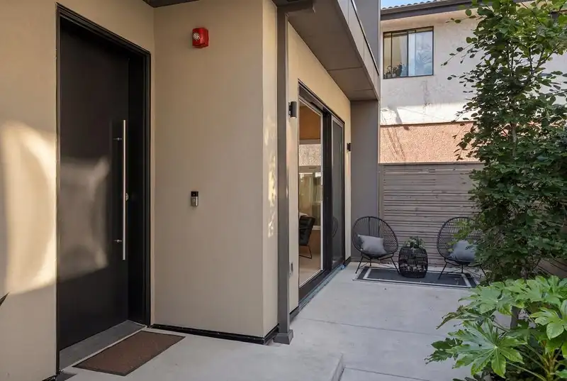 366 E 23RD AVENUE - photo 3 of 31