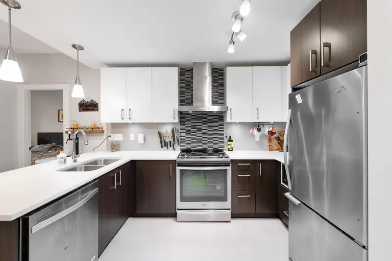 101 2460 KELLY AVENUE - photo 4 of 36