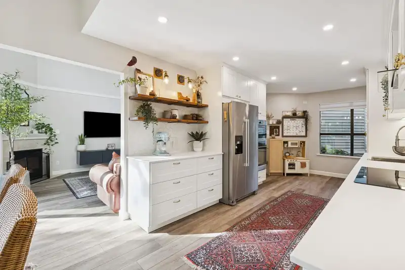 15 650 ROCHE POINT DRIVE - photo 2 of 40