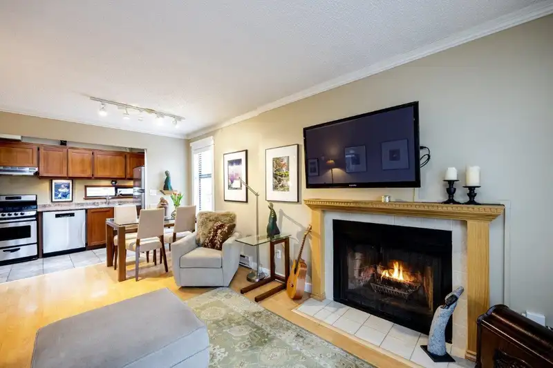 402 674 W 17TH AVENUE - photo 2 of 20