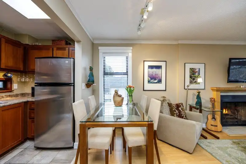 402 674 W 17TH AVENUE - photo 3 of 20