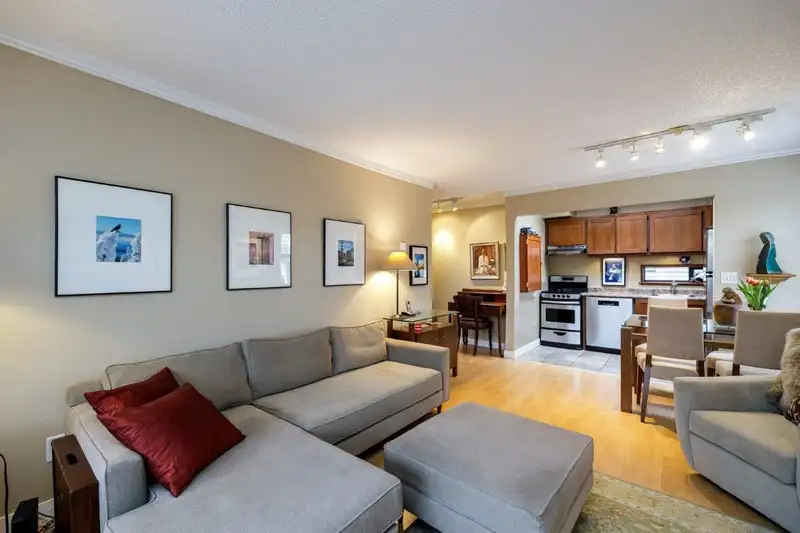 402 674 W 17TH AVENUE - photo 4 of 20