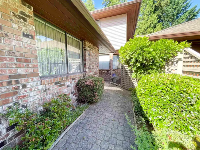 6 1725 SOUTHMERE CRESCENT - photo 2 of 33