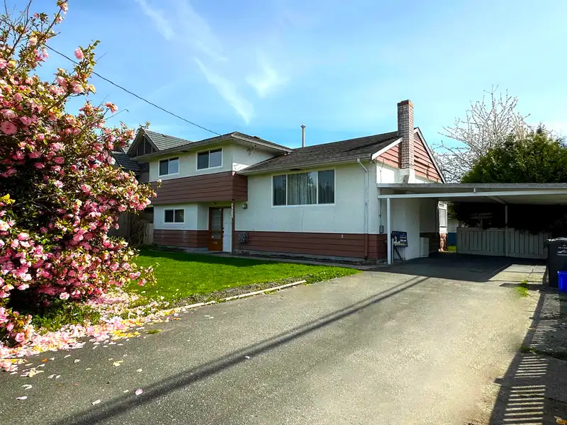 9511 PINEWELL CRESCENT - photo 4 of 34