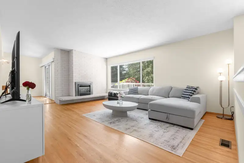 646 E WINDSOR ROAD - photo 2 of 38