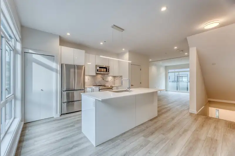 54 4337 BOUNDARY ROAD - photo 3 of 36