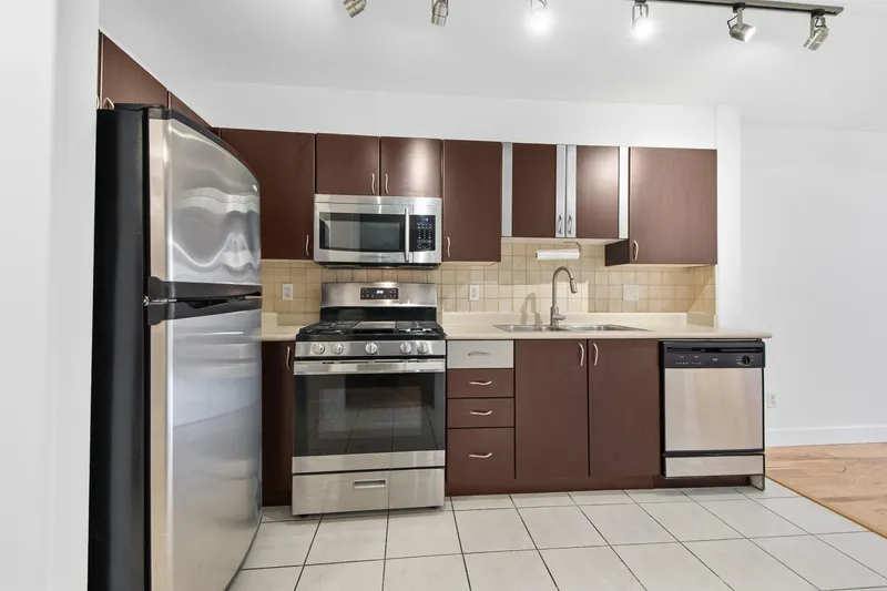 201 2741 E HASTINGS STREET - photo 3 of 22