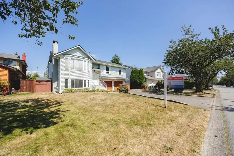 14991 95A AVENUE - photo 3 of 40
