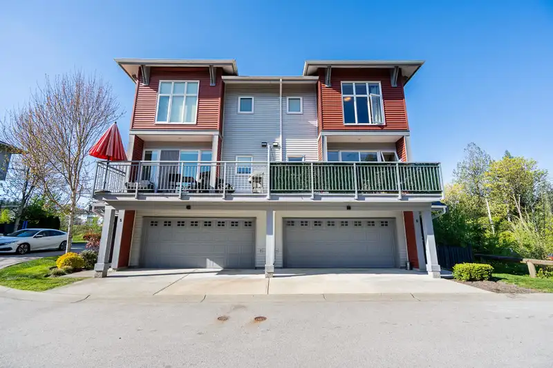 6 24076 112 AVENUE - photo 2 of 40