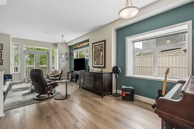 5 4311 BAYVIEW STREET - photo 2 of 38