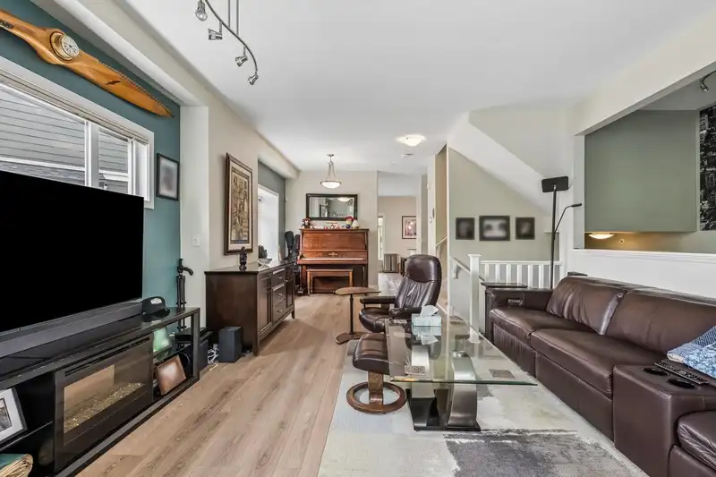 5 4311 BAYVIEW STREET - photo 3 of 38
