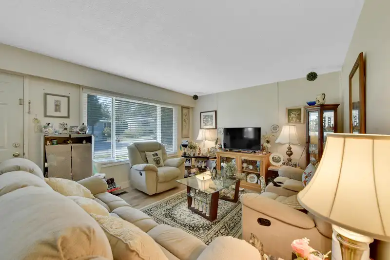 15835 RUSSELL AVENUE - photo 2 of 31