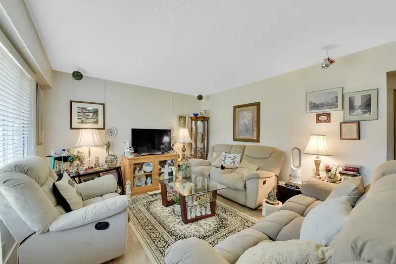 15835 RUSSELL AVENUE - photo 4 of 31