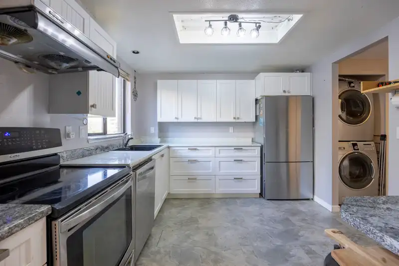 502 6282 KATHLEEN AVENUE - photo 2 of 19
