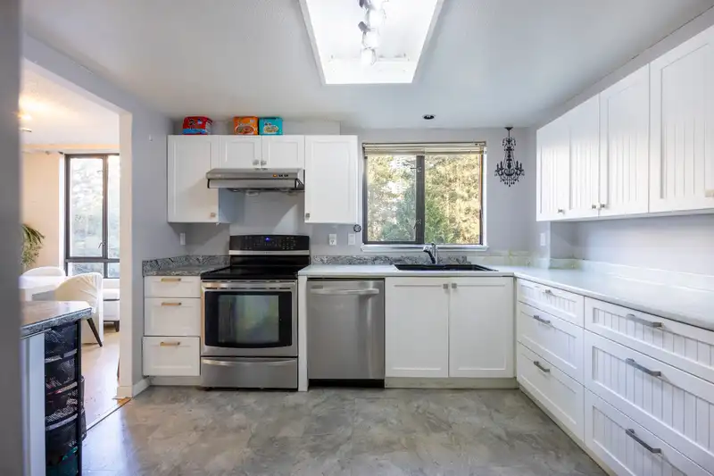 502 6282 KATHLEEN AVENUE - photo 3 of 19