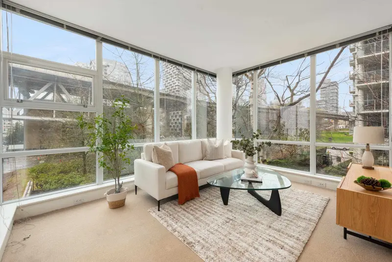 605 633 KINGHORNE MEWS - photo 1 of 25