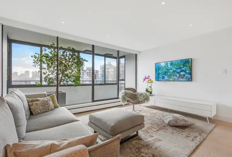1806 1725 PENDRELL STREET - photo 3 of 22