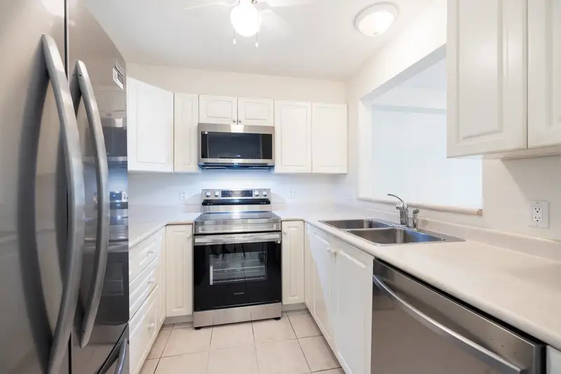 406 2059 CHESTERFIELD AVENUE - photo 3 of 25