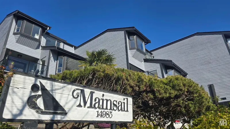 2 14985 VICTORIA AVENUE - photo 1 of 25